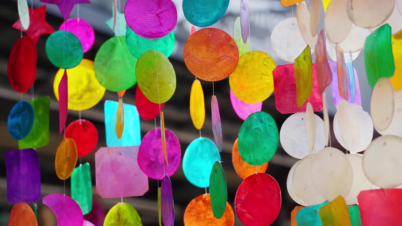las coloridas campanas de viento de las conchas