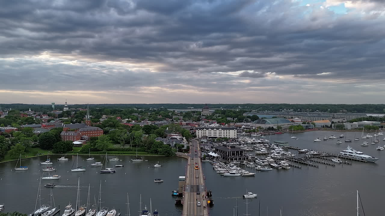 Scena al ponte levatoio di Spa Creek, porto e barche che navigano nel ruscello ad Annapolis, USA. - ripresa timelapse aerea