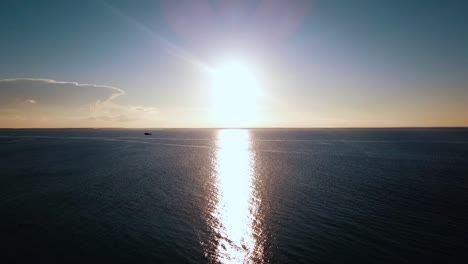 increíble hundimiento lento disparo de drones sobre el rayo de la puesta del sol gran pájaro paraíso volador película filmada en zanzíbar en áfrica tanzania en 2019 cinemática naturaleza salvaje aérea filmada 1080, 60 por philipp marnitz