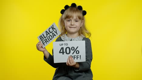 niña mostrando black friday y hasta un 40 por ciento de descuento en pancartas publicitarias. precios bajos, compras