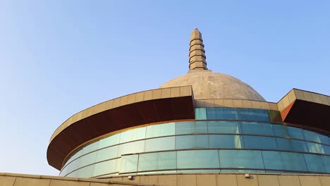 Buddha-Stupa-Mit-Strahlend-Blauem-Himmel-Am-Morgen-Aus-Flachem-Winkel.-Das-Video-Wurde-Am-15.-April-2022-Im-Buddha-Park-In-Patna,-Bihar,-Indien,-Aufgenommen