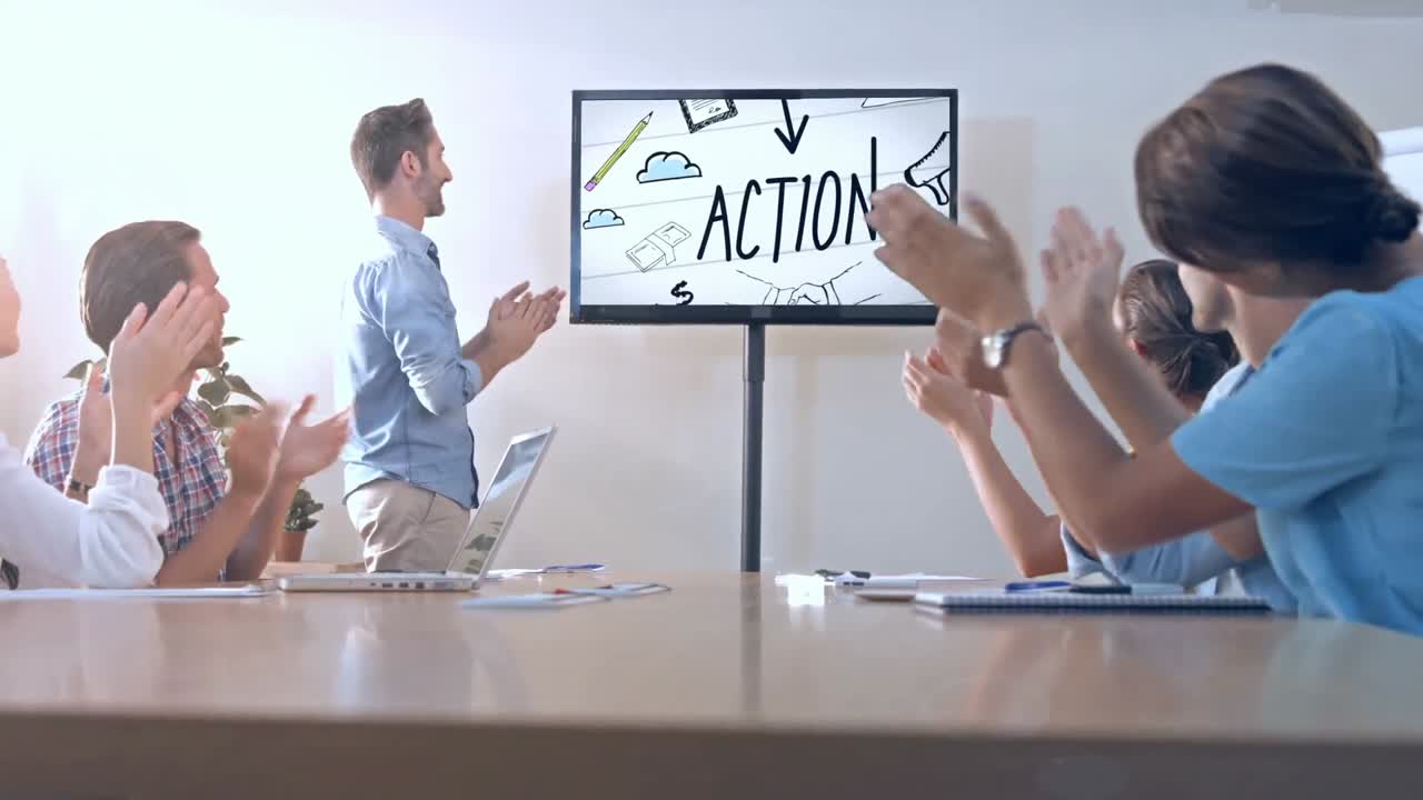equipo de ejecutivos aplaudiendo en la presentación en la sala de conferencias