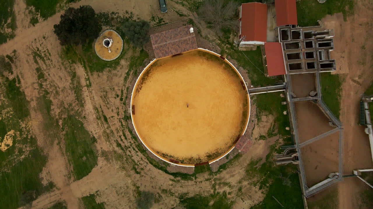 imágenes en 4k de una plaza de toros con un hombre en el medio