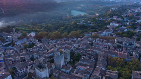 Uzès-Stadtzentrum-Während-Der-Morgendämmerung-Luftaufnahme-Frankreich-Gard