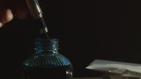 pluma estilográfica en botella de tinta con letras en la mesa como flotadores de polvo, pan