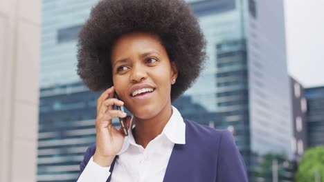 Sonriente-Mujer-De-Negocios-Afroamericana-Hablando-Por-Teléfono-Inteligente