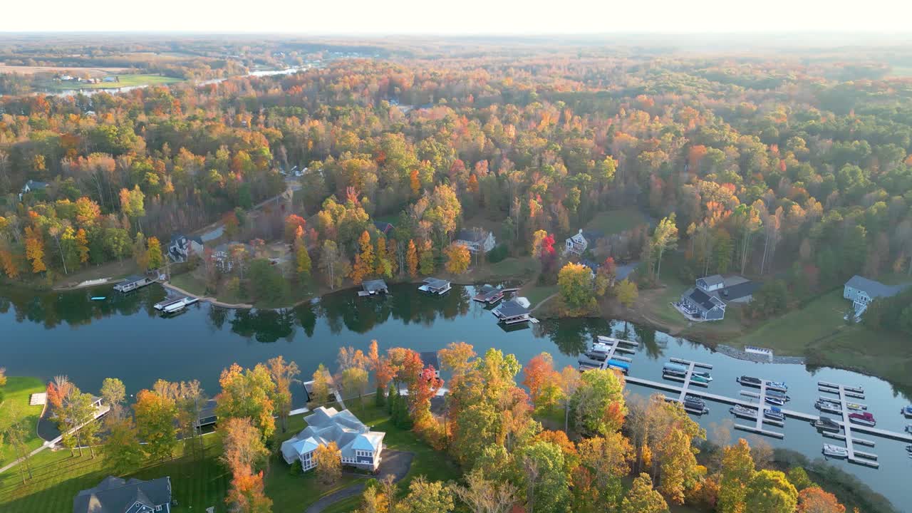 Panning across parts of Lake Anna io fall