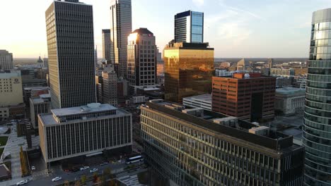 Imágenes-Aéreas-Del-Centro-De-Indianápolis,-Ciudad-En-Indiana,-Estados-Unidos