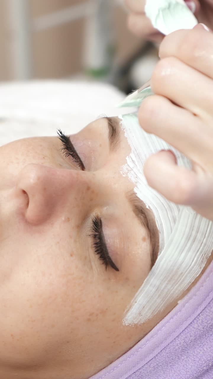 Donna con maschera cosmetica. Bella ragazza con maschera cosmetica sul viso.
