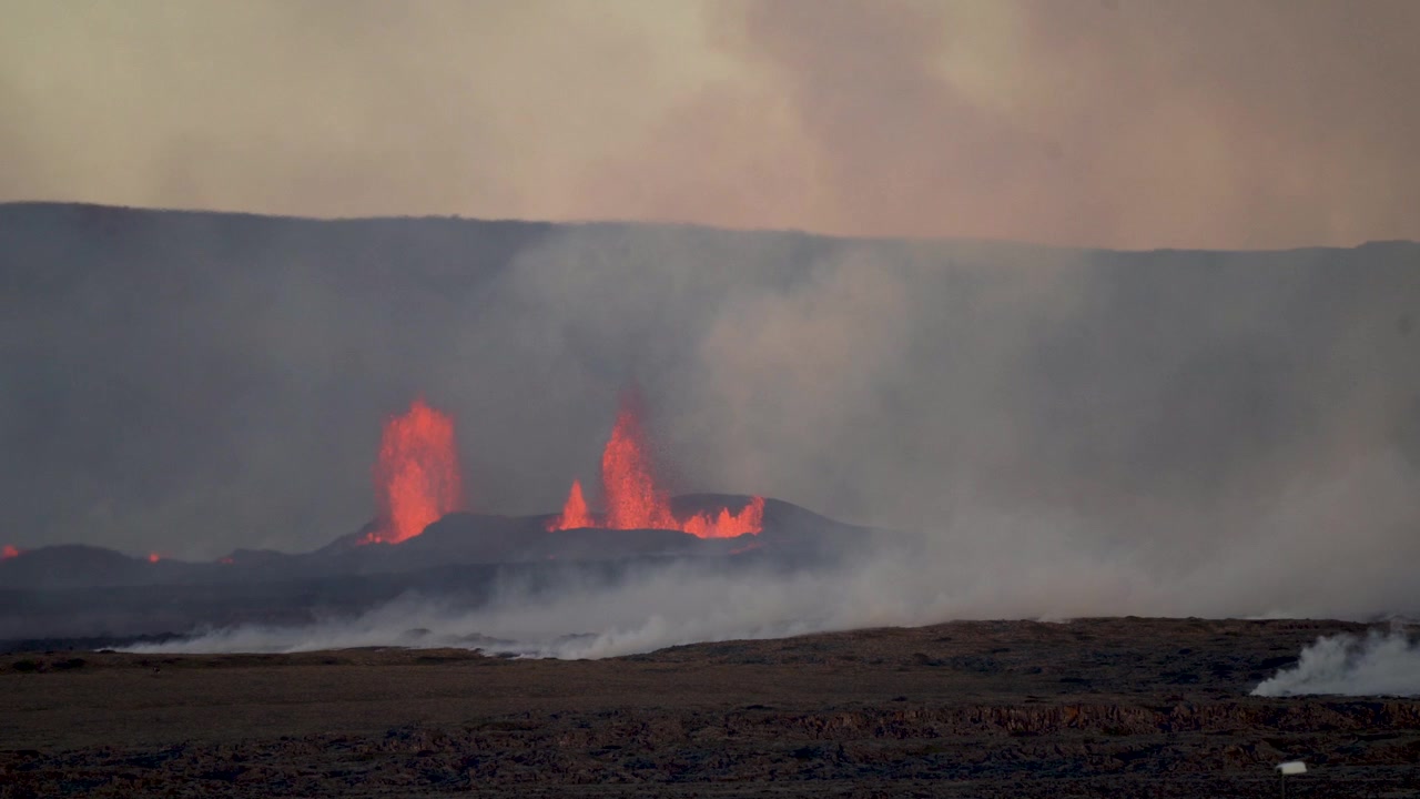 Sopečný kráter s lávou během erupce v Reykjanesu na Islandu – široký záběr.
