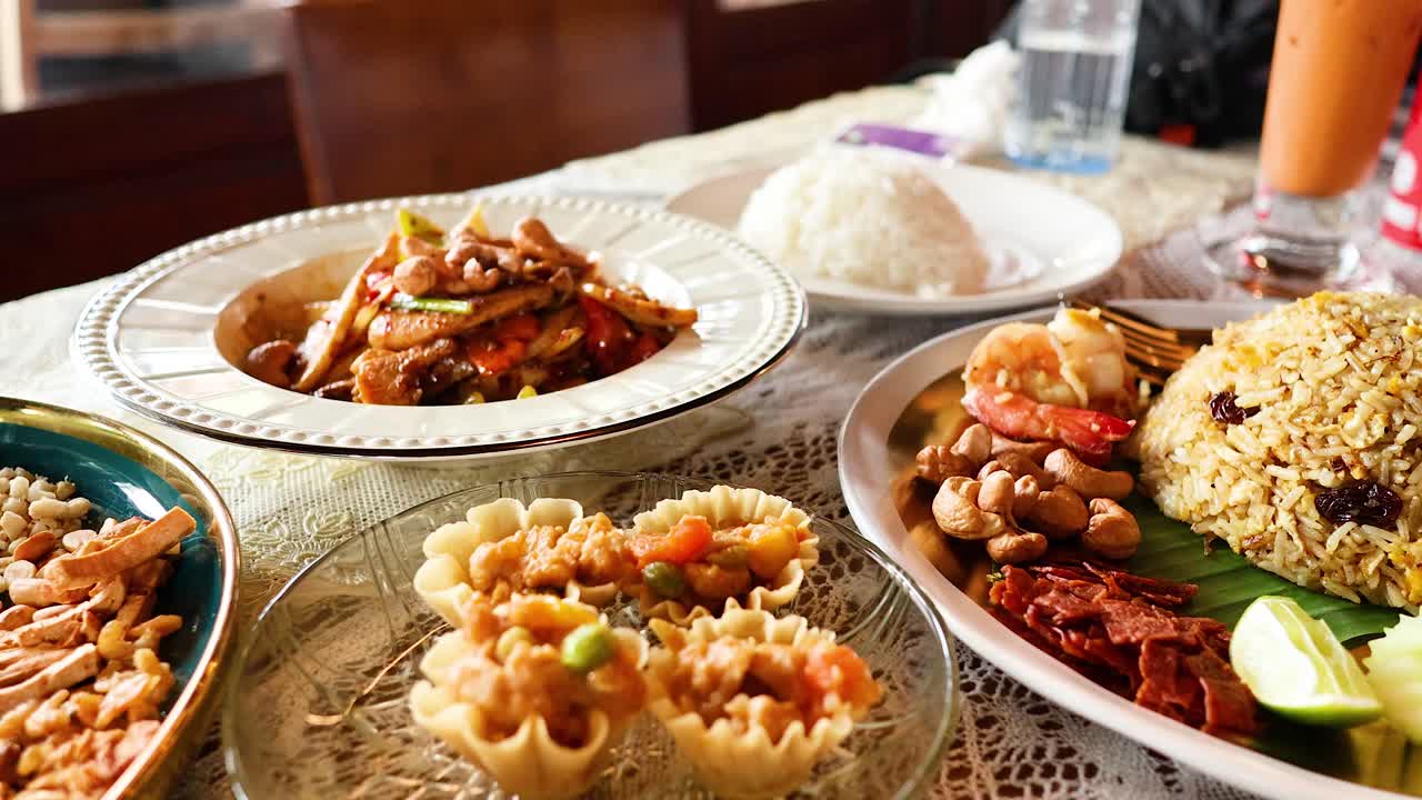 다양한 요리와 함께 활기찬 태국 음식