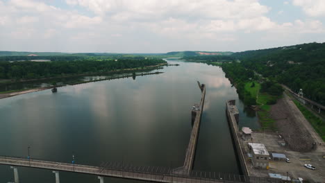 Murray-Lock-Und-Damm-In-Der-Nähe-Des-La-Harpe-View-Park-Und-Der-Big-Dam-Bridge-Am-Arkansas-River-In-Little-Rock,-Arkansas