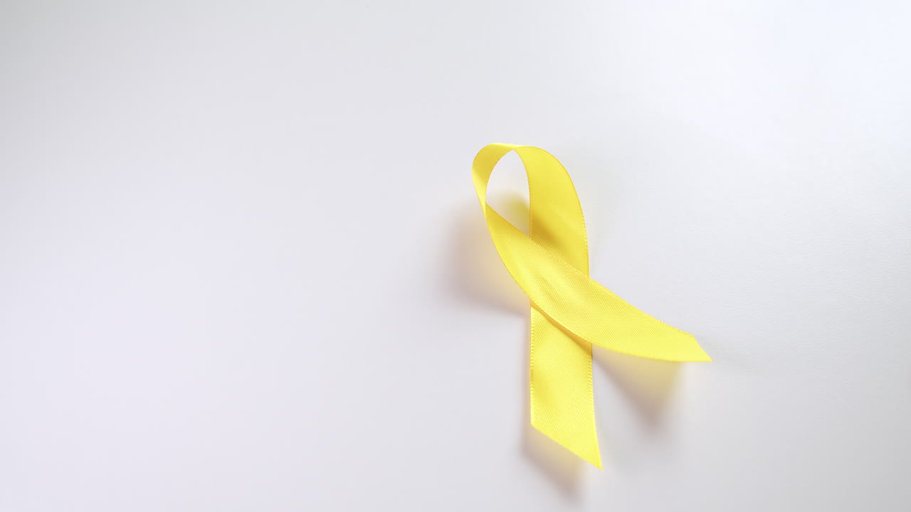 Fitas amarelas significam principalmente prevenção do suicídio e conscientização sobre doenças hepáticas e câncer, especialmente em crianças.