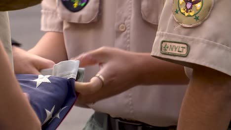 Boy-Scouts-Doblando-La-Bandera-Americana