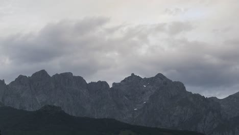 Nubes-Sombrías-Flotando-Sobre-La-Cresta-De-La-Montaña.