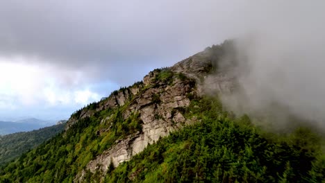 Wolken-Und-Felsbrocken,-Die-Auf-Dem-Großvaterberg-Von-Linville,-North-Carolina,-Zutage-Treten