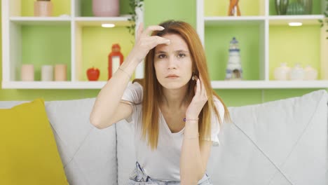 mujer infeliz mirando su rostro.