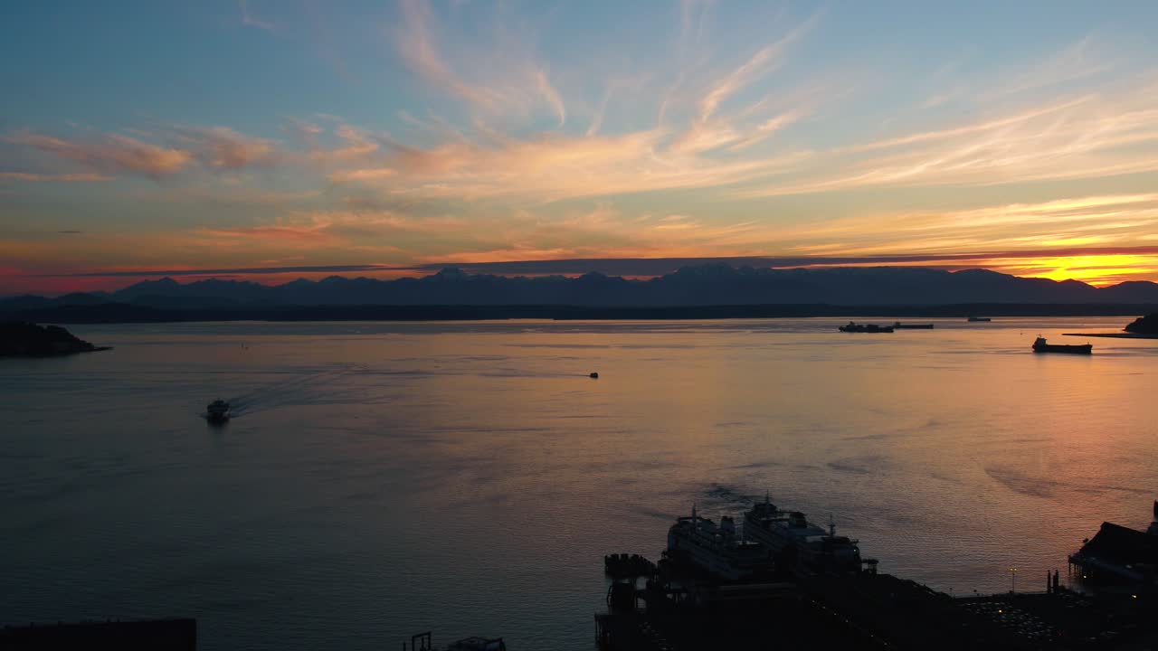 Beautiful sunset over the Cascade Mountains from Seattle's perspective.