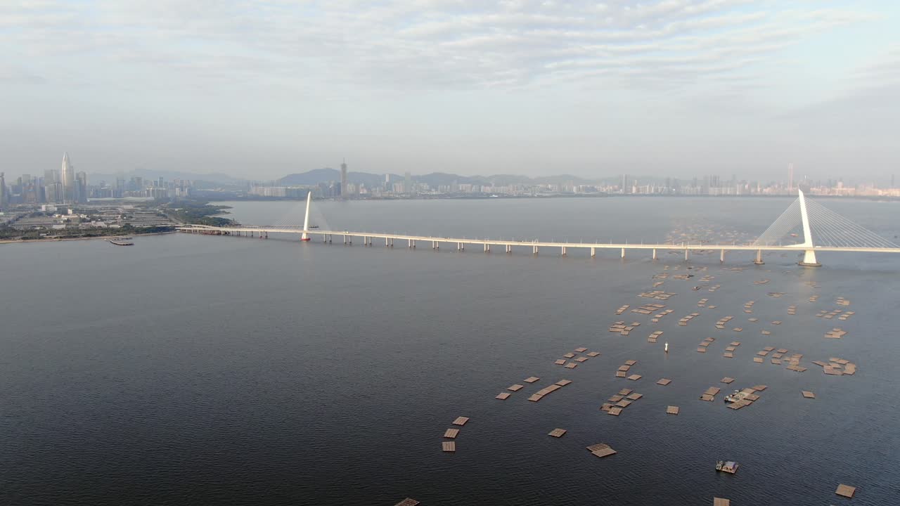 지평선에 틴수이와이 건물이 있는 홍콩 심천 베이 브리지와 어류 및 굴 양식장, 공중 전망