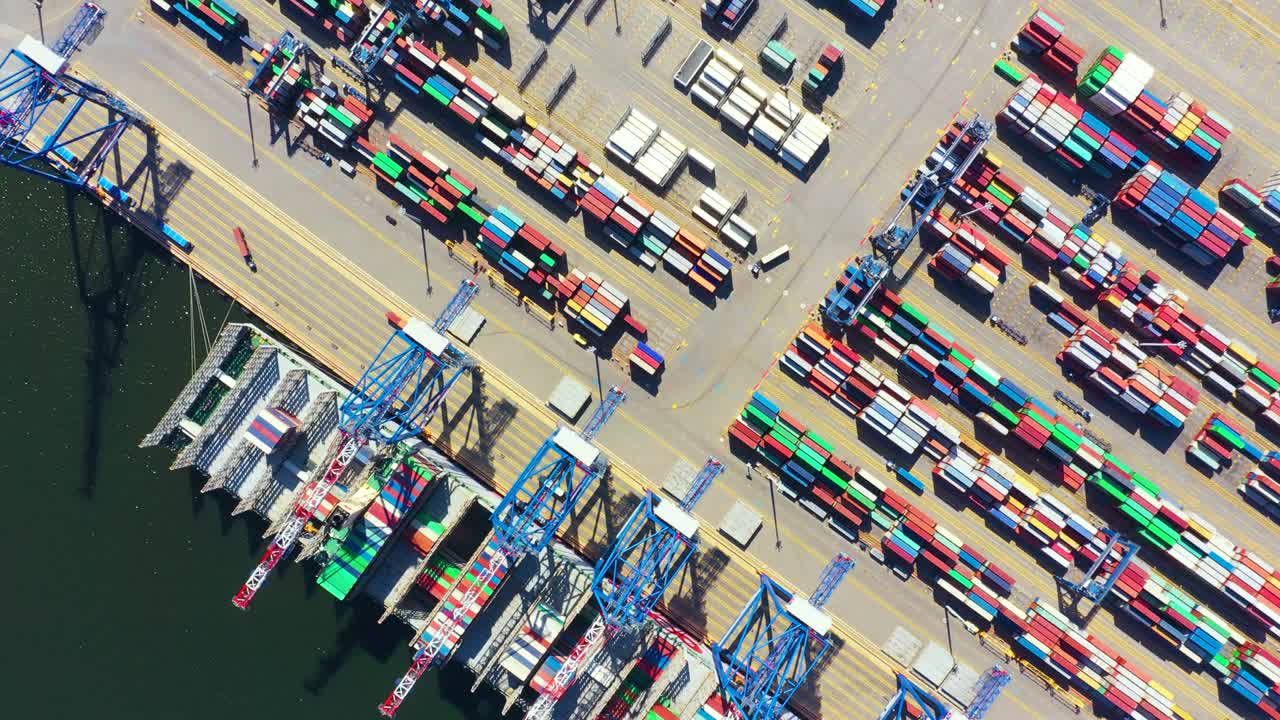 수입 수출 및 비즈니스 물류의 컨테이너 선박, 크레인, 무역 항구, 항구로 화물 운송, 국제 운송, 비즈니스 물류 개념, 조감도