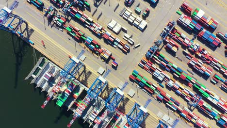 portacontenedores en importación, exportación y logística comercial, por grúa, puerto comercial, envío de carga al puerto, transporte internacional, concepto de logística comercial, vista aérea