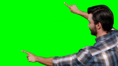 hombre mostrando su pulgar y tocando la pantalla digital