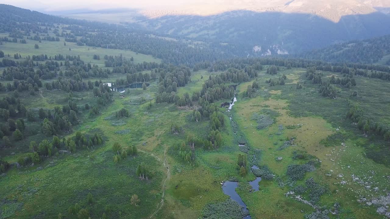 호수 와 숲 이 있는 높은 산 들 의 계곡