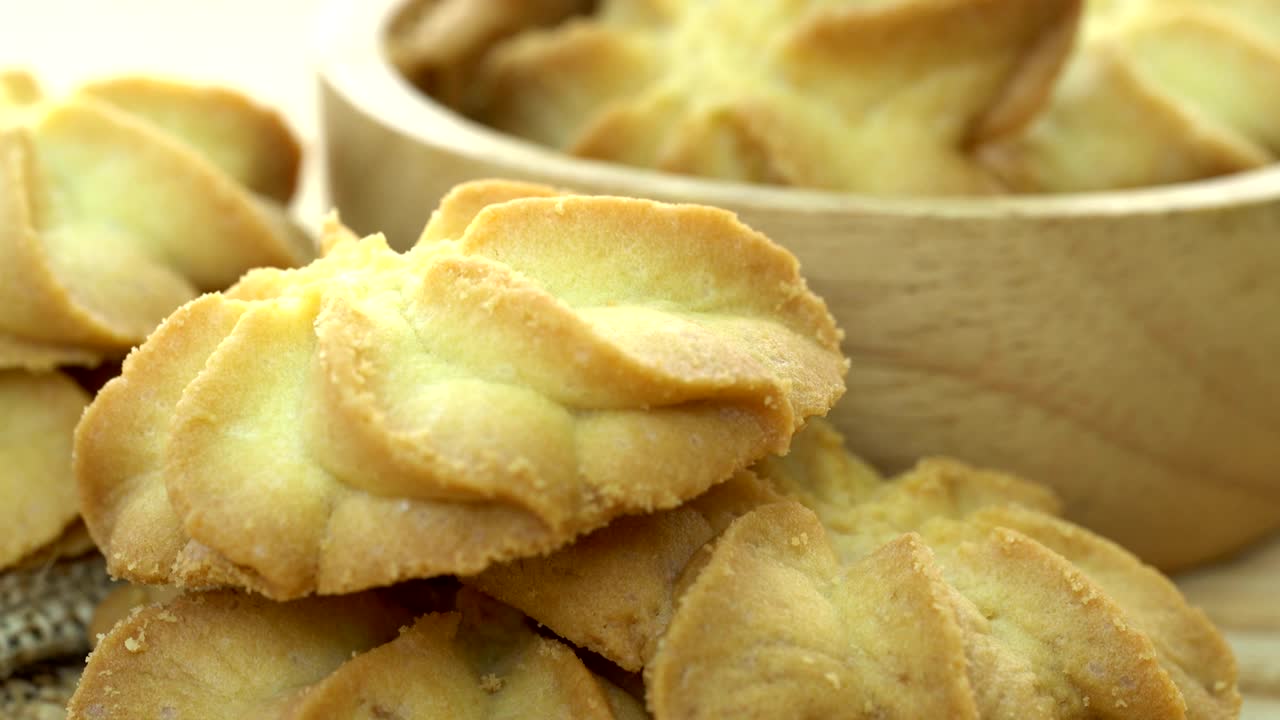 macro dolly slider galletas de mantequilla horneadas en un cuenco de madera