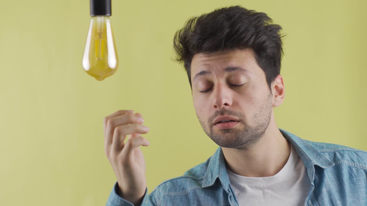 la inspiración del concepto y la iluminación de la idea. el hombre tiene dificultades para encontrar ideas.