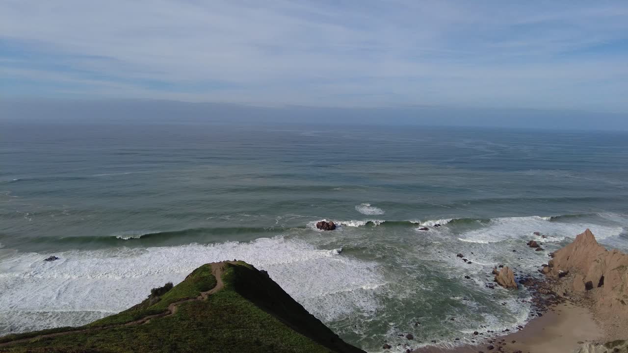 panorámica alrededor de los acantilados de cabo da roca y la costa con cielo azul y mares agitados