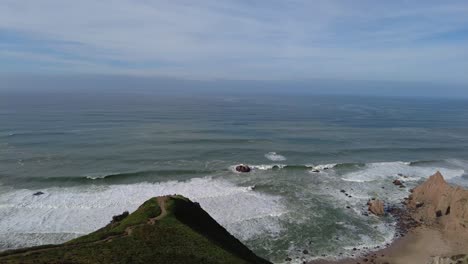 Panorámica-Alrededor-De-Los-Acantilados-De-Cabo-Da-Roca-Y-La-Costa-Con-Cielo-Azul-Y-Mares-Agitados