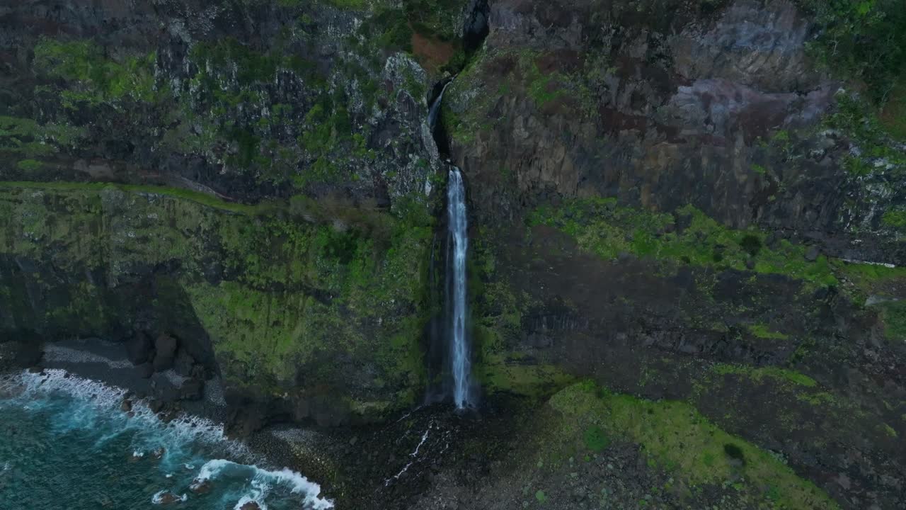 las cascadas costeras épicas caen cientos de pies hacia el océano abierto, madeira, portugal