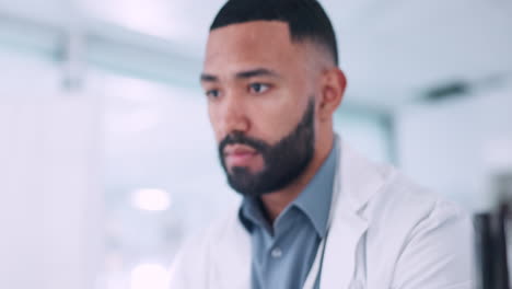 investigación, médico y hombre con computadora portátil