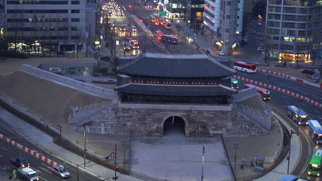 밤에 서울 숭례문 근처 도로를 달리는 차량과 시내버스