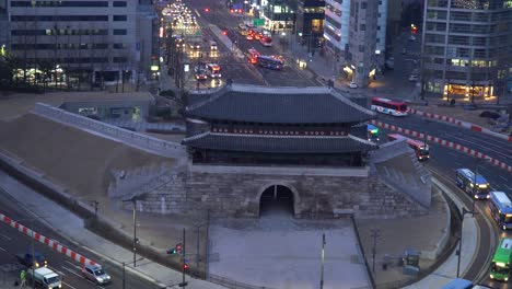 Vehicles-And-City-Bus-Driving-On-The-Road-Near-Sungnyemun-Gate-At-Night-In-Seoul,-South-Korea