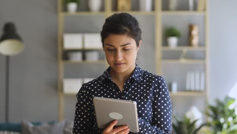 mujer india usando tabletas digitales aplicaciones en línea en la oficina de casa