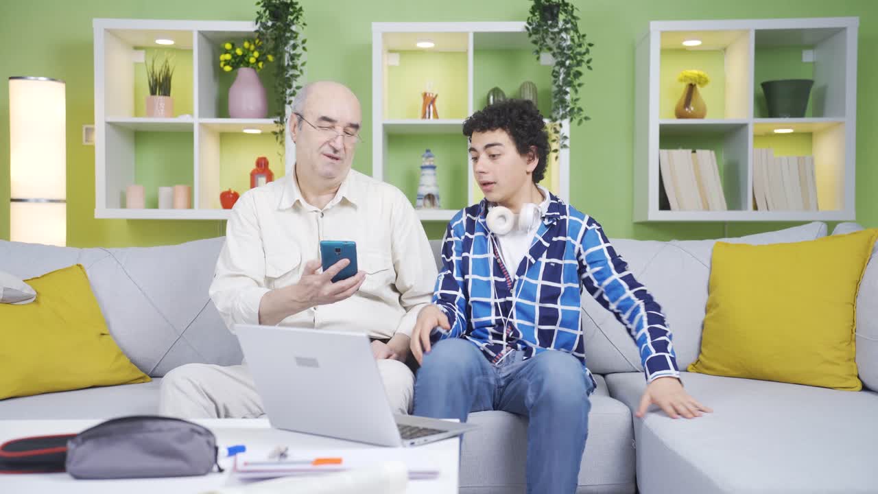Nipote che aiuta il nonno