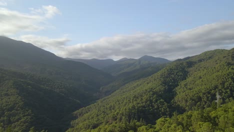 夕陽時山脈的快速空中顯示