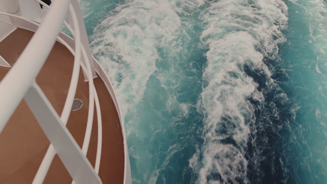 Kielwasser eines Kreuzfahrtschiffes vom Deck aus