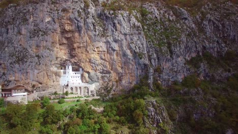 蒙特尼格羅的奧斯特羅格修道院 (ostrog monastery) 的美麗空中圖片