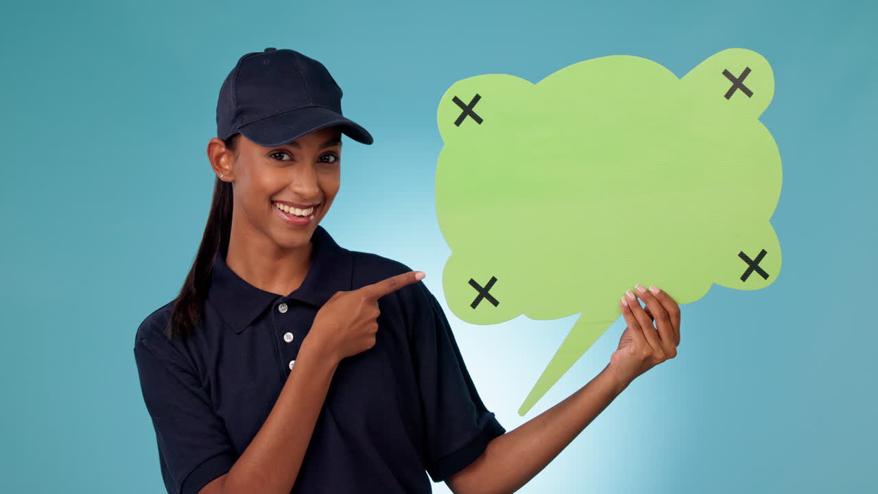 mujer feliz, el parto y señalando al discurso