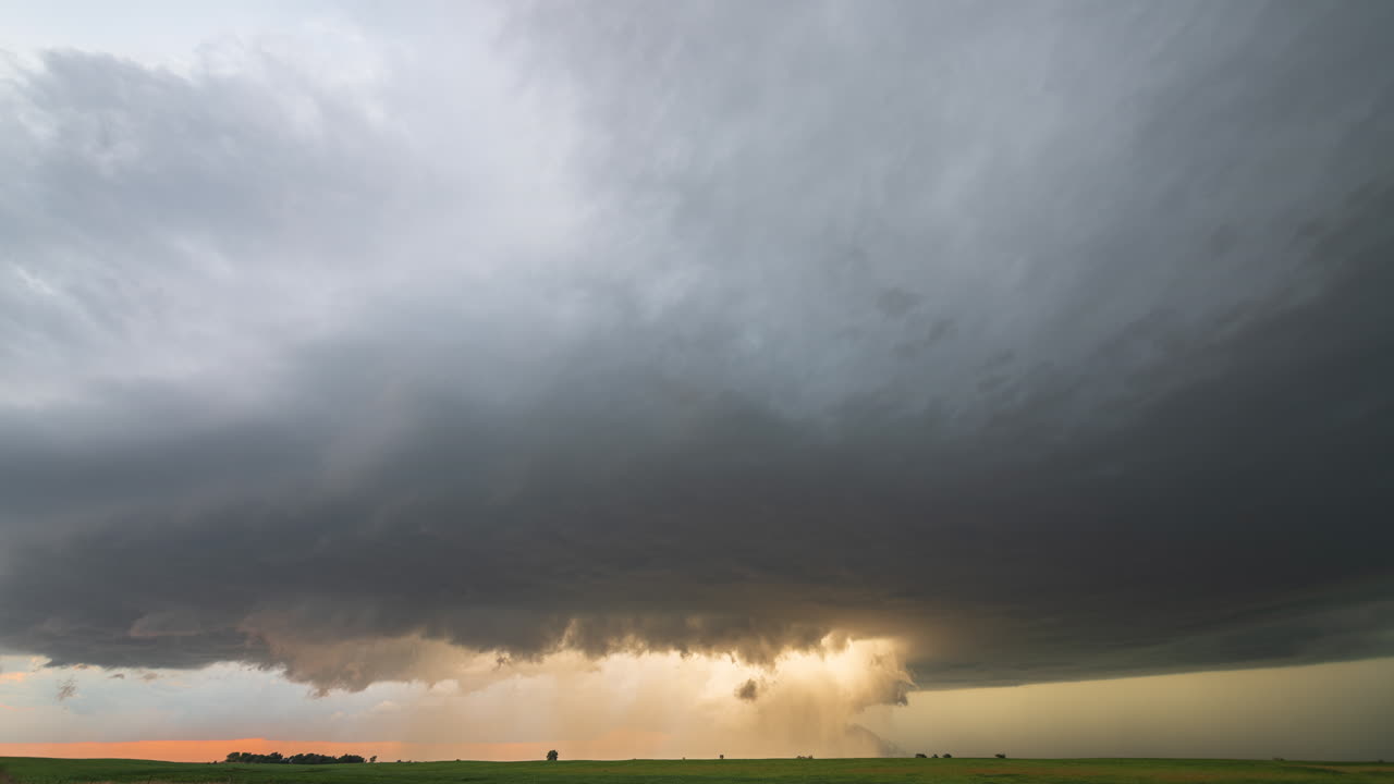 바람에 의해 구동되는 슈퍼셀은 사우스 다코타의  ⁇ 을 가로질러 흐르면서 바람의 울림을 울립니다.