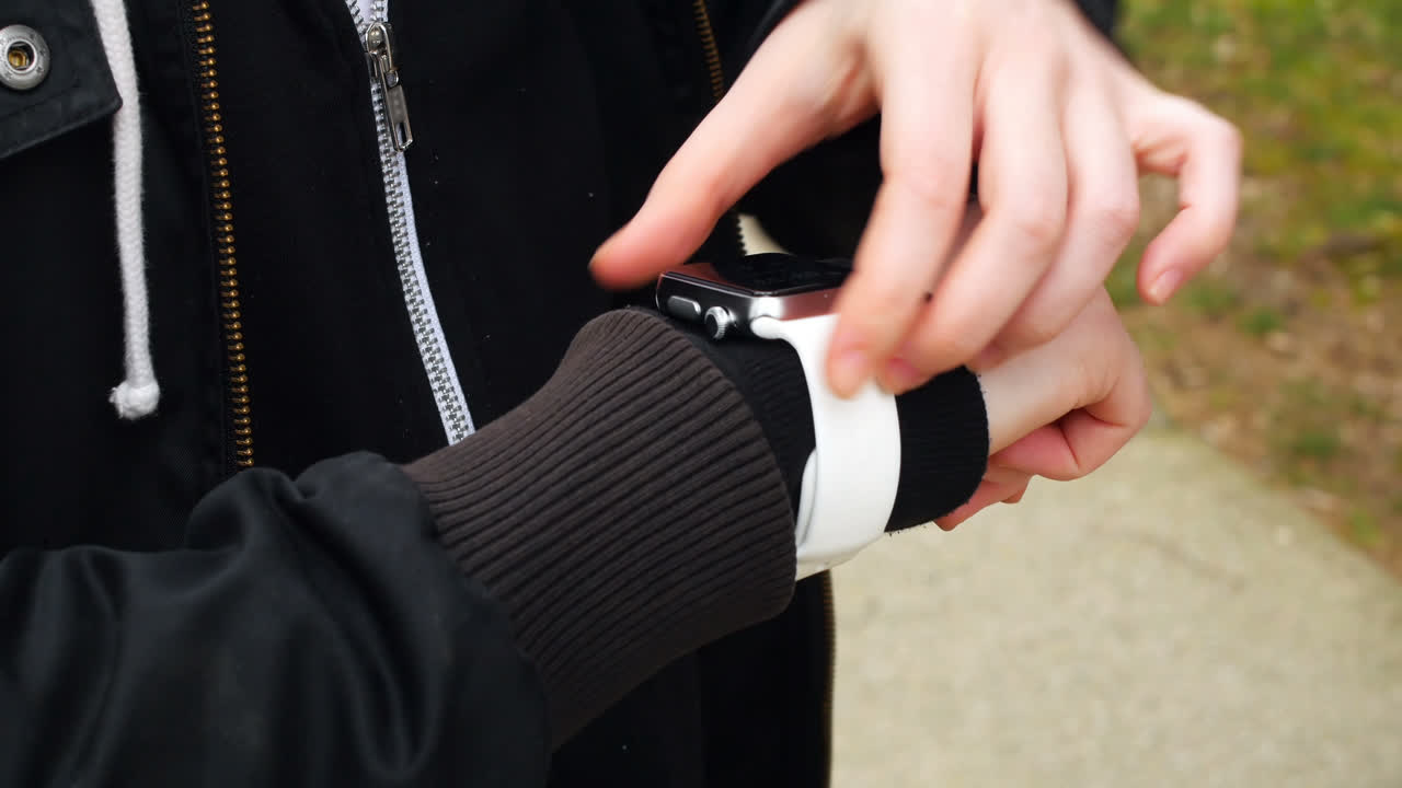 mujer usando reloj inteligente en el parque 4k