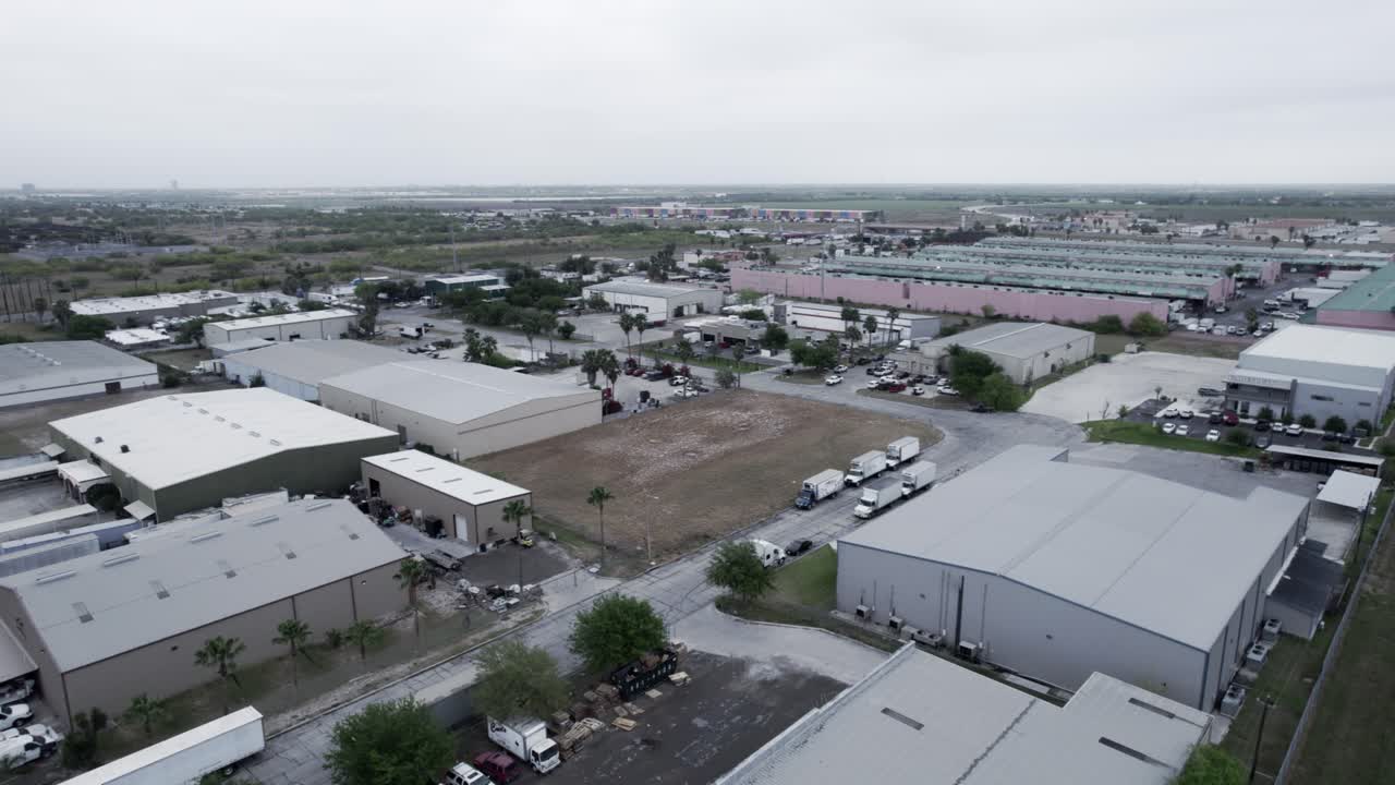 día nublado en el mercado de la terminal de productos de mcallen y otro almacén cerca en el sur de mcallen clouse por el puente internacional de hidalgo