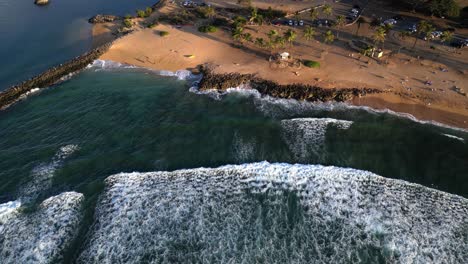 Olas-Chapoteando-En-La-Playa-De-Arena-Haleiwa-Alii-En-Oahu,-Hawai