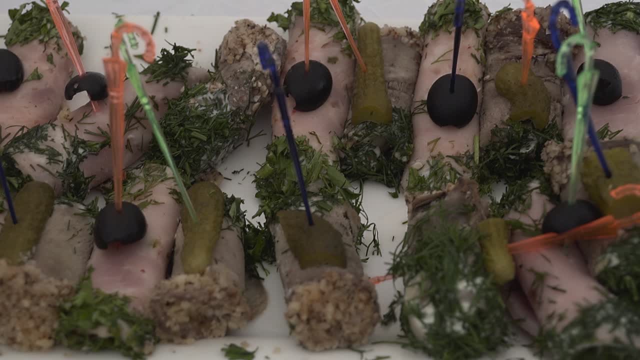 праздничный стол подается с мясными рулонами