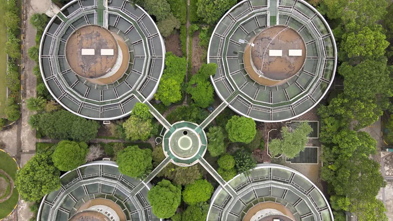 воздушное изображение очистной станции сточных вод с резервуарами, деревьями