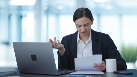 Verwirrte-Indische-Managerin,-Die-Am-Laptop-Arbeitet