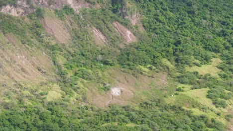 Vogelperspektive-Des-Geysirs,-Der-Heißes-Wasser-Und-Dampf-Aus-Dem-Taal-Vulkan-Entlädt