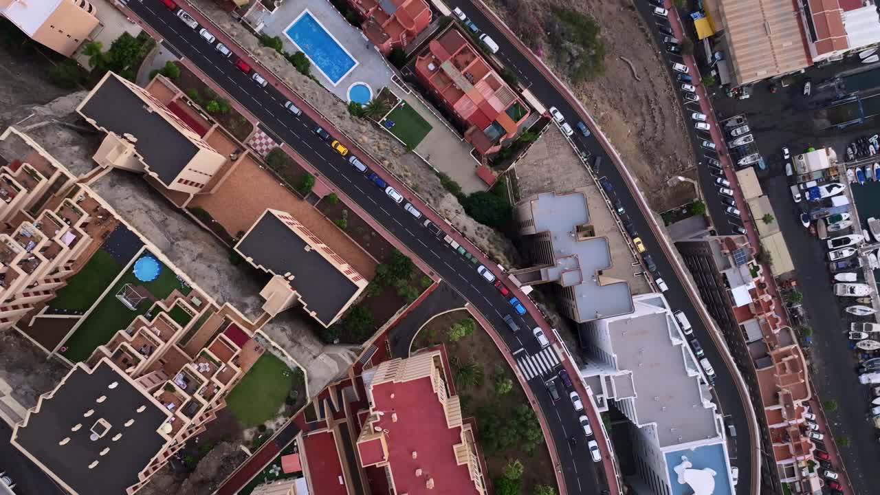 Vista aerea dall'alto con drone di Radazul, Tenerife, Spagna, isolati urbani in atmosfera serale